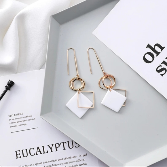 Chic Dainty White and Gold Earrings - Picture 1 of 2